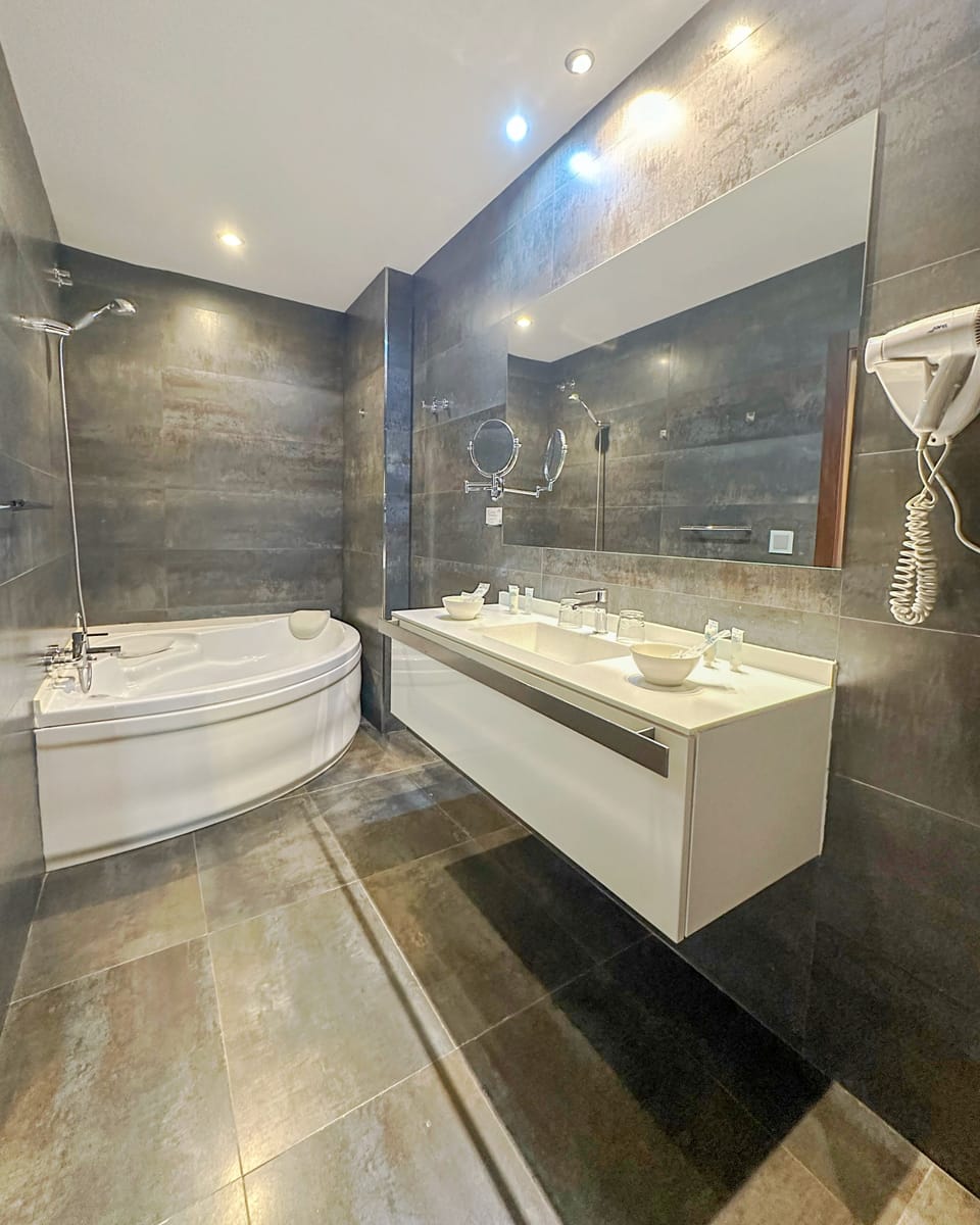 Suite, Sea View | Bathroom | Free toiletries, hair dryer, bidet, towels