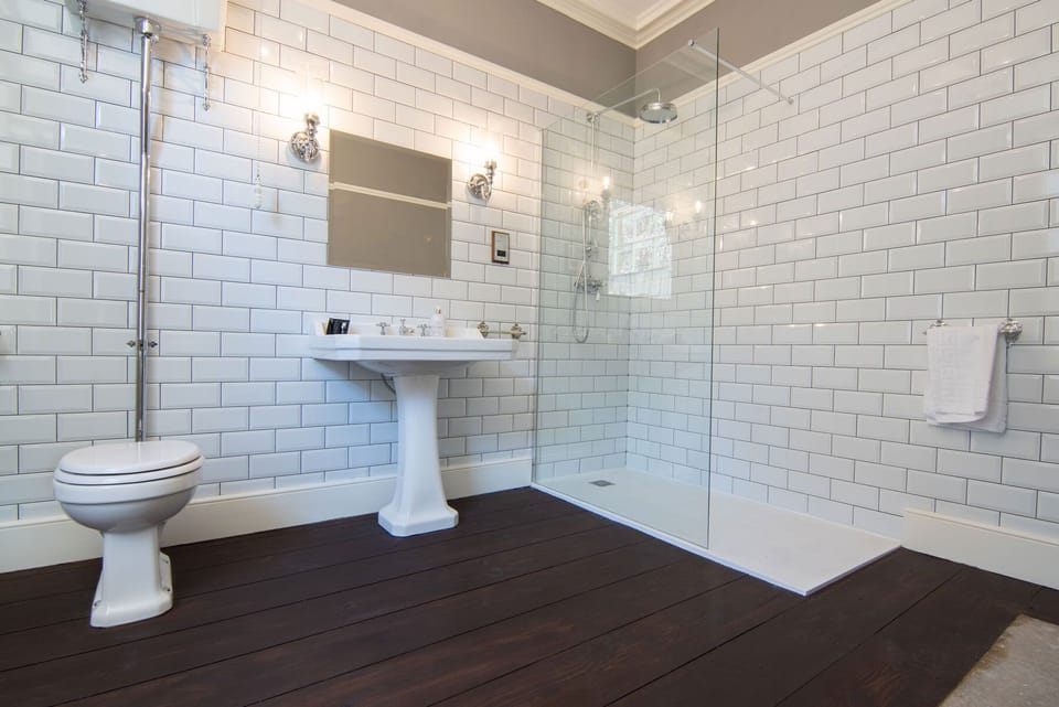 Deluxe Suite Scarthin | Bathroom | Hair dryer, towels