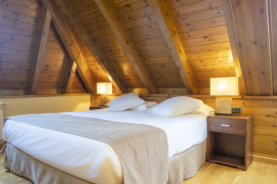Habitación Doble Superior Abuhardillada | In-room safe, desk, blackout drapes, soundproofing