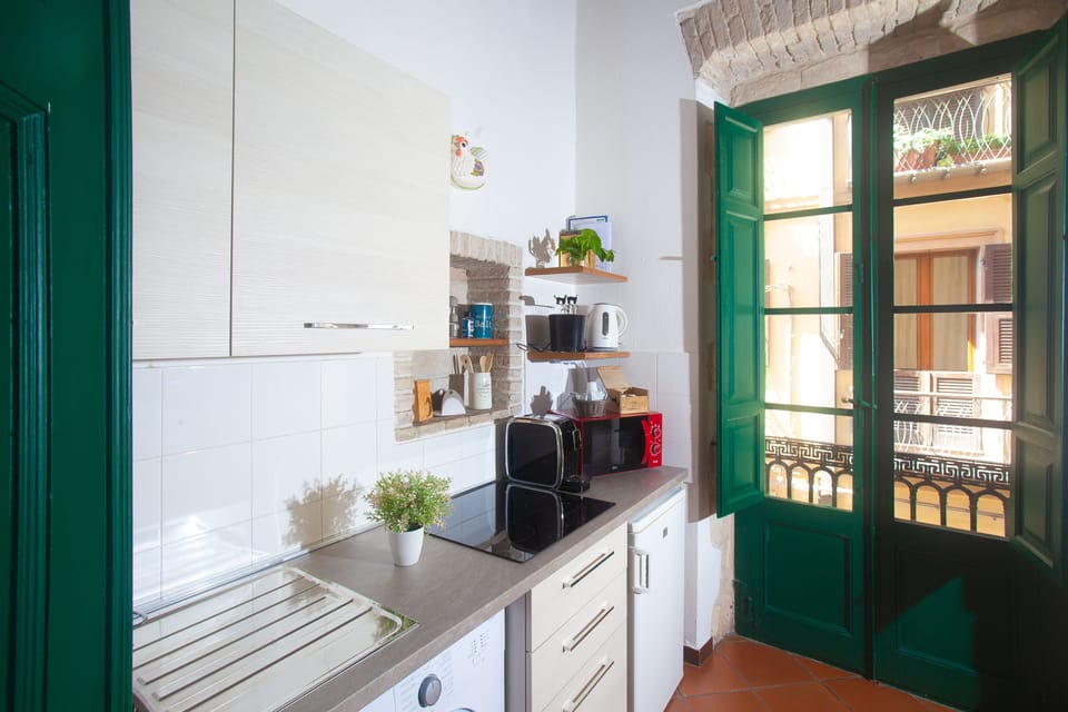 Deluxe Apartment, 1 Bedroom, City View | Private kitchen | Fridge, microwave, oven, stovetop