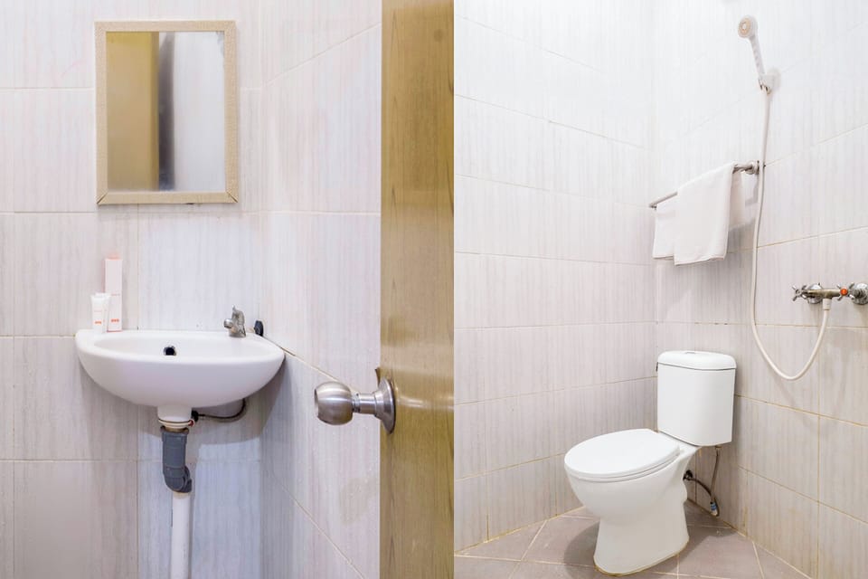 Standard Double Room | Bathroom | Shower, towels