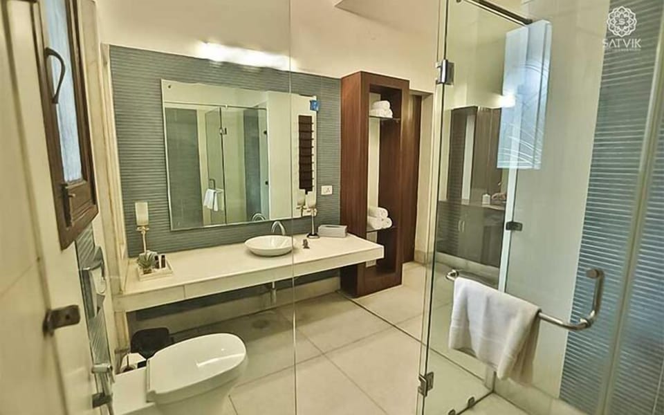 Suite Room | Bathroom | Slippers, bidet, towels
