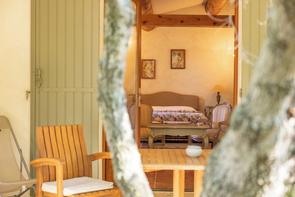 Grand Room (Confort) | Minibar, in-room safe, individually decorated, individually furnished