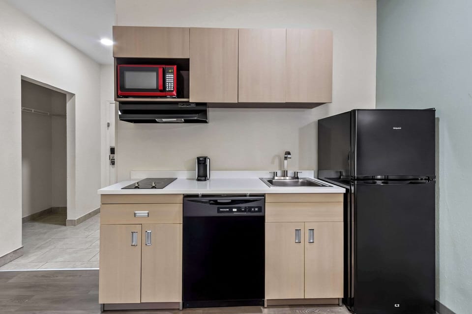 Full-size fridge, microwave, stovetop, coffee/tea maker