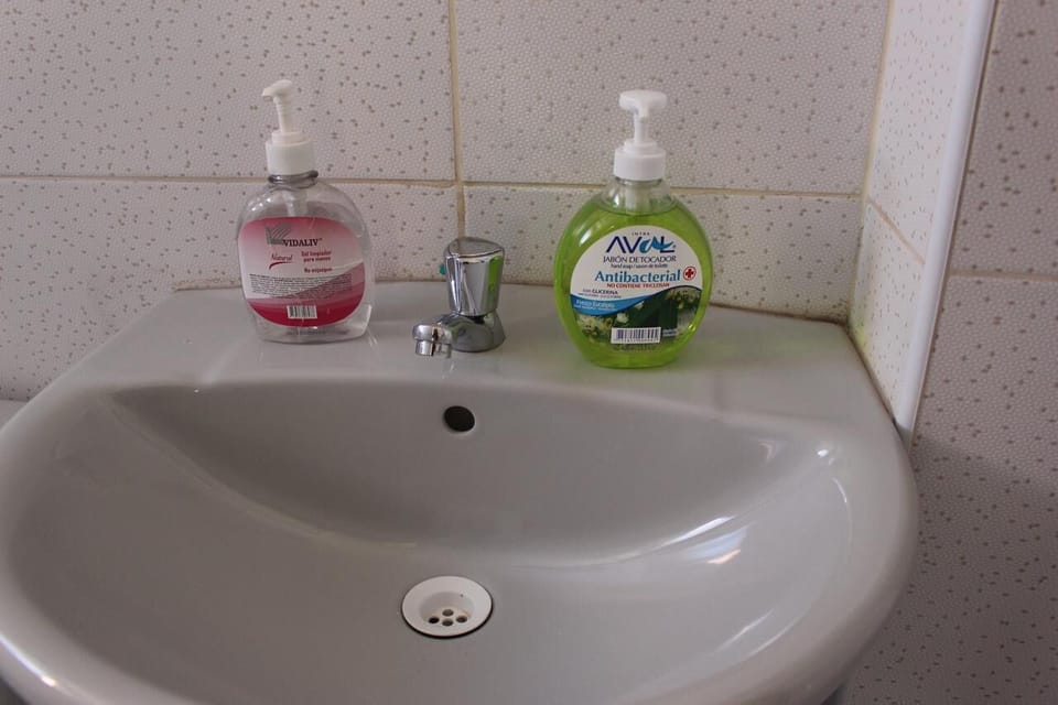 Shower, rainfall showerhead, free toiletries, hair dryer