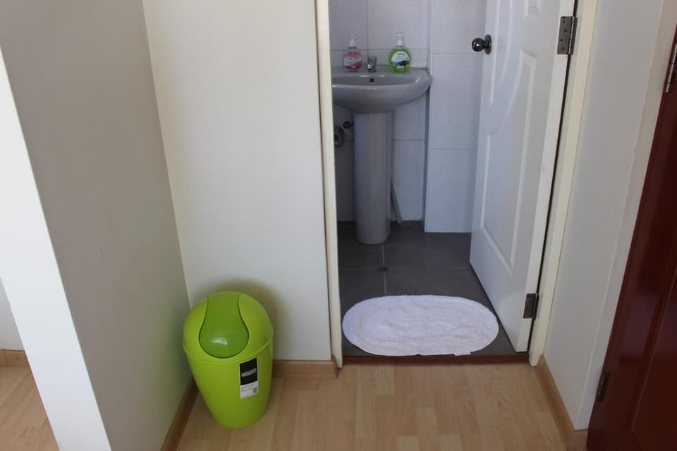 Shower, rainfall showerhead, free toiletries, hair dryer