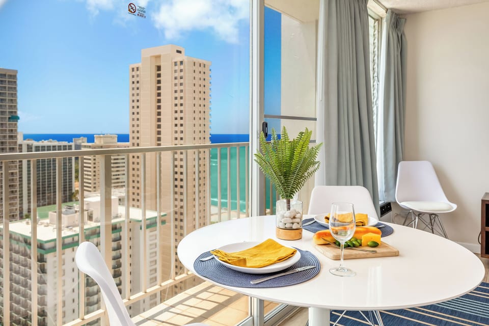 Every meal is better with a breathtaking ocean backdrop