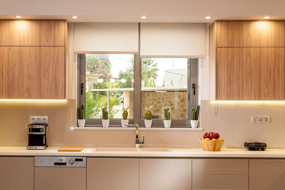 Luxury House | Private kitchen | Full-size fridge, microwave, oven, stovetop