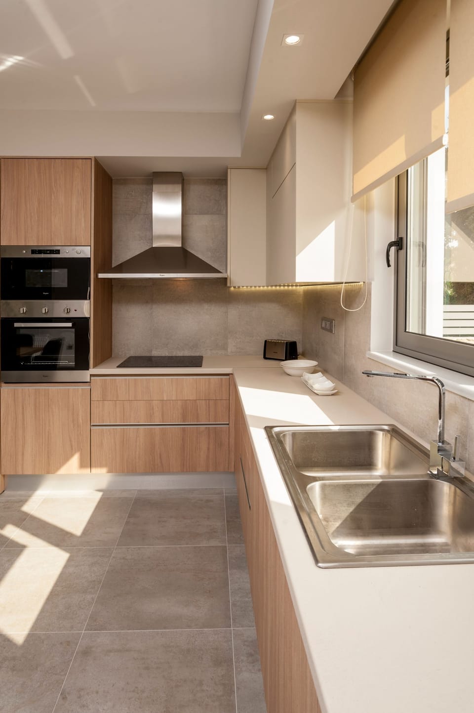 Luxury House | Private kitchen | Full-size fridge, microwave, oven, stovetop