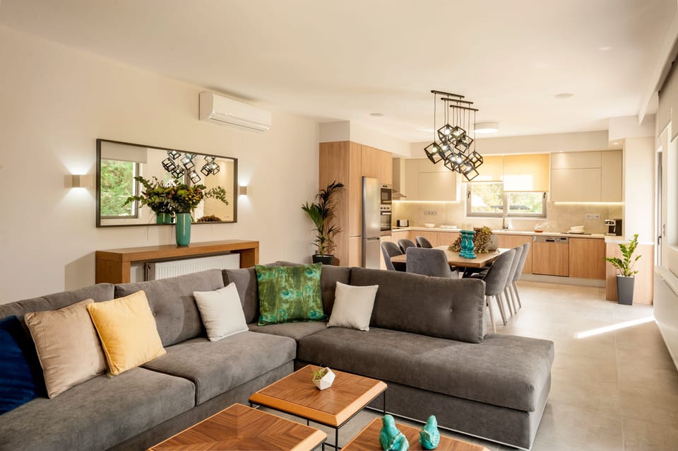 Luxury House | Living room | 42-inch Smart TV with satellite channels, TV, Netflix