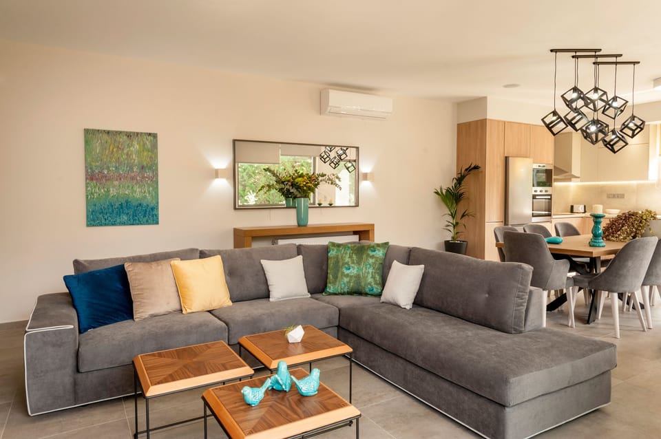 Luxury House | Living room | 42-inch Smart TV with satellite channels, TV, Netflix