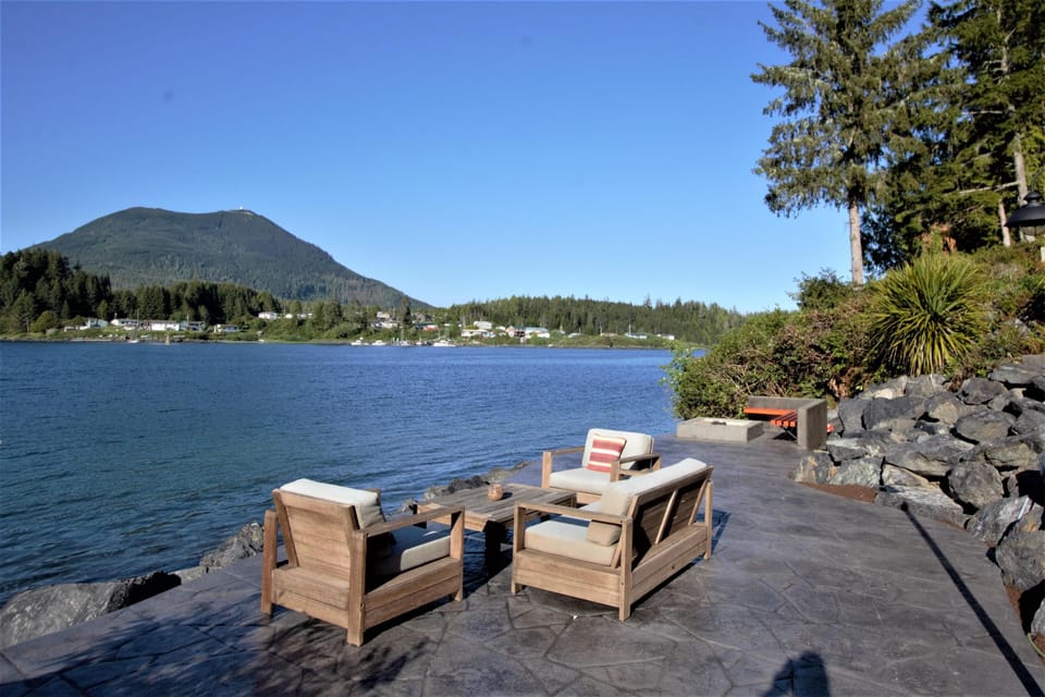 Room (Private Room on Waterfront property w) | Exterior