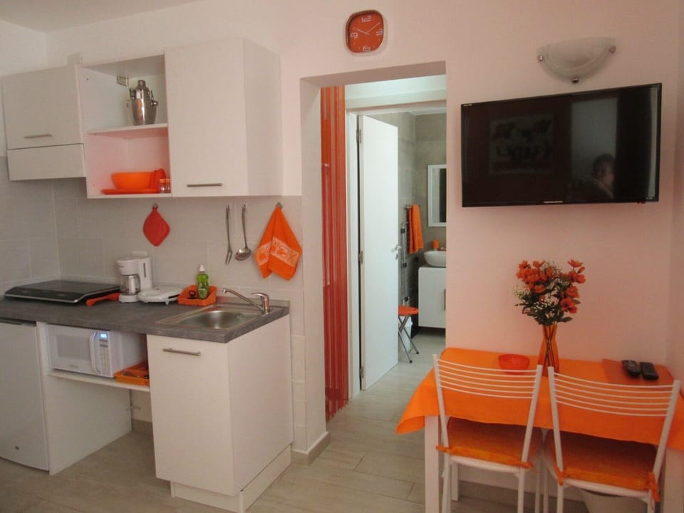 Standard Studio, Non Smoking | In-room safe, individually decorated, individually furnished, desk