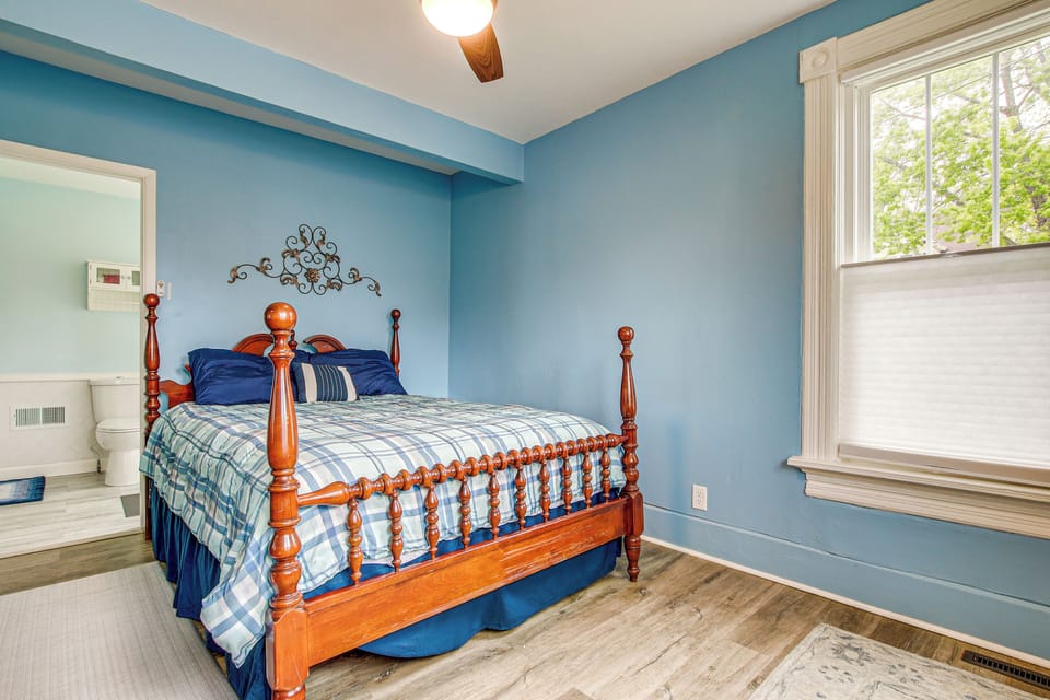 Bedroom 1 | Queen Bed | En-Suite Bathroom