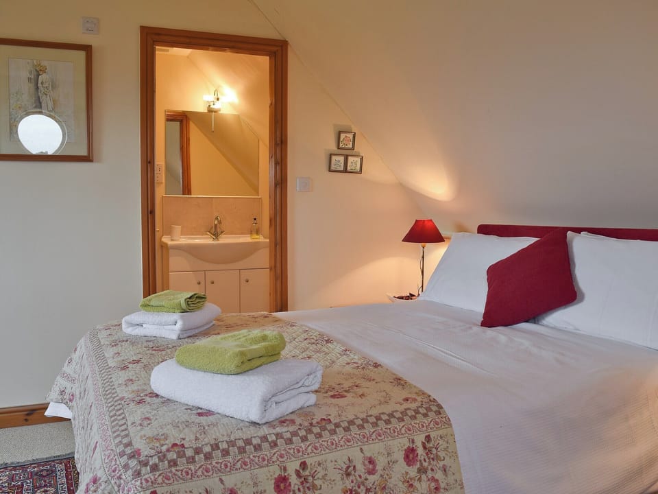 Double bedroom with En-Suite | Sunrise, Kings Coughton, near Alcester