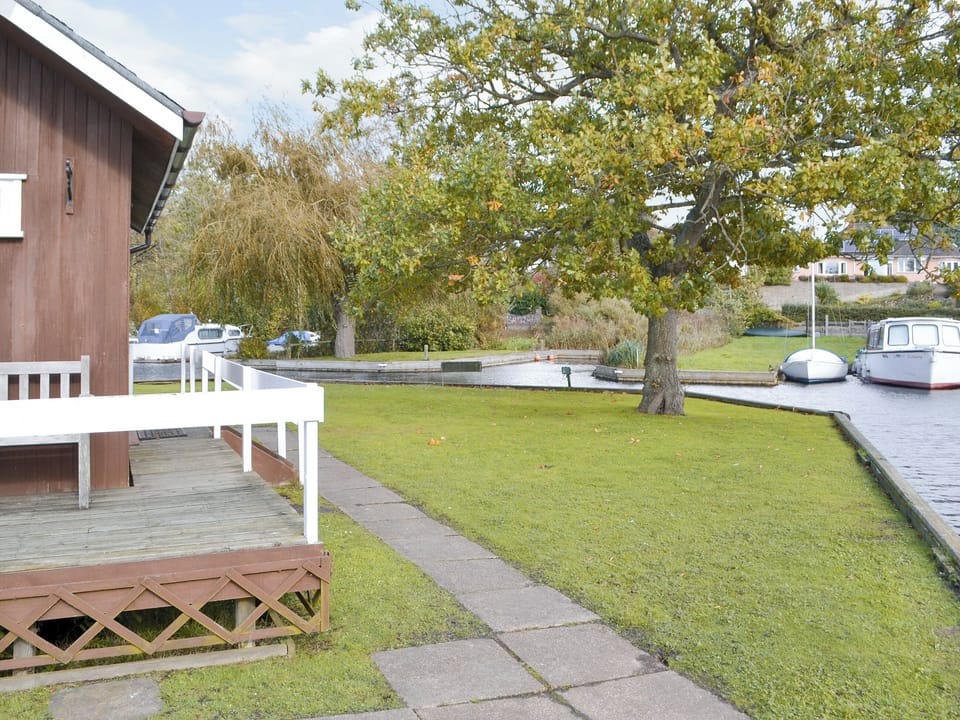 Garden area at the water&rsquo;s edge | Silver Birches, Horning