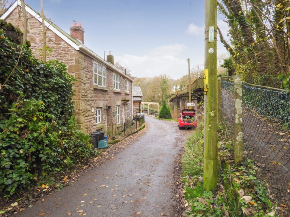 Setting | Bridge Cottage, Penallt, Monmouthshire