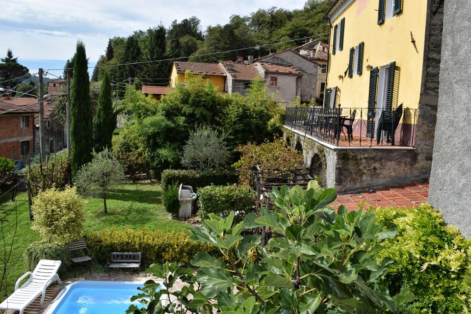 THE GARDEN IS ACCESSED BY AN INTERNAL STAIRCASE UNDER THE TERRACE