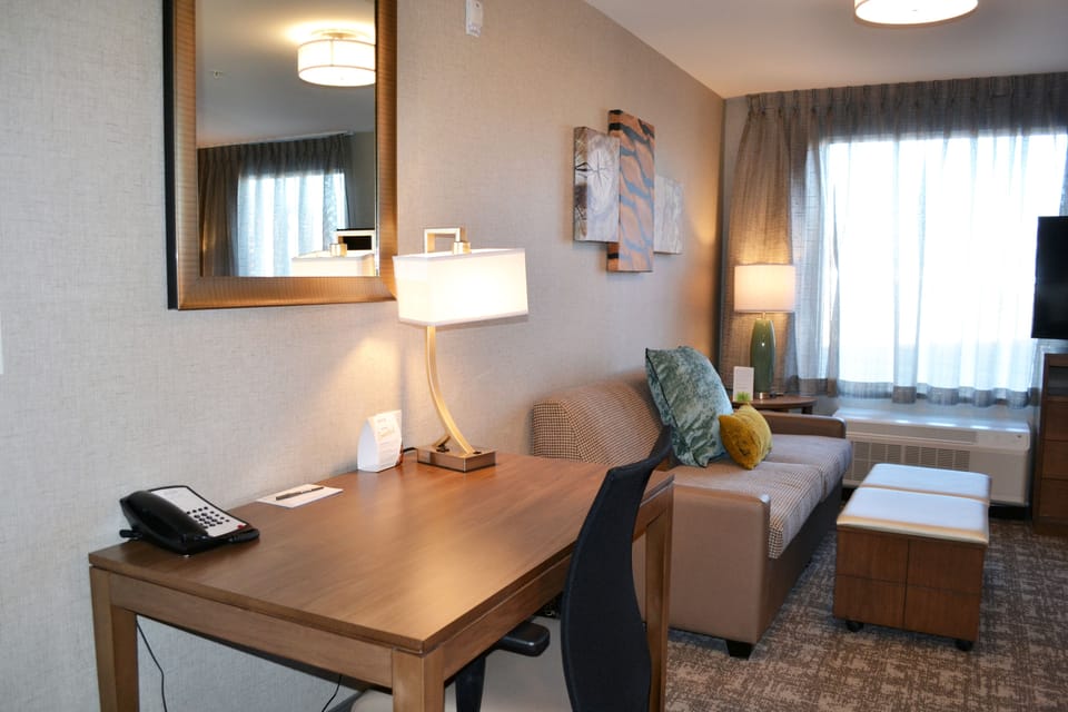Studio Suite, 1 Queen Bed, Kitchen | Desk, WiFi (free), bed sheets