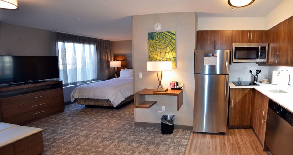 Studio Suite, 1 Queen Bed, Kitchen | Desk, WiFi (free), bed sheets