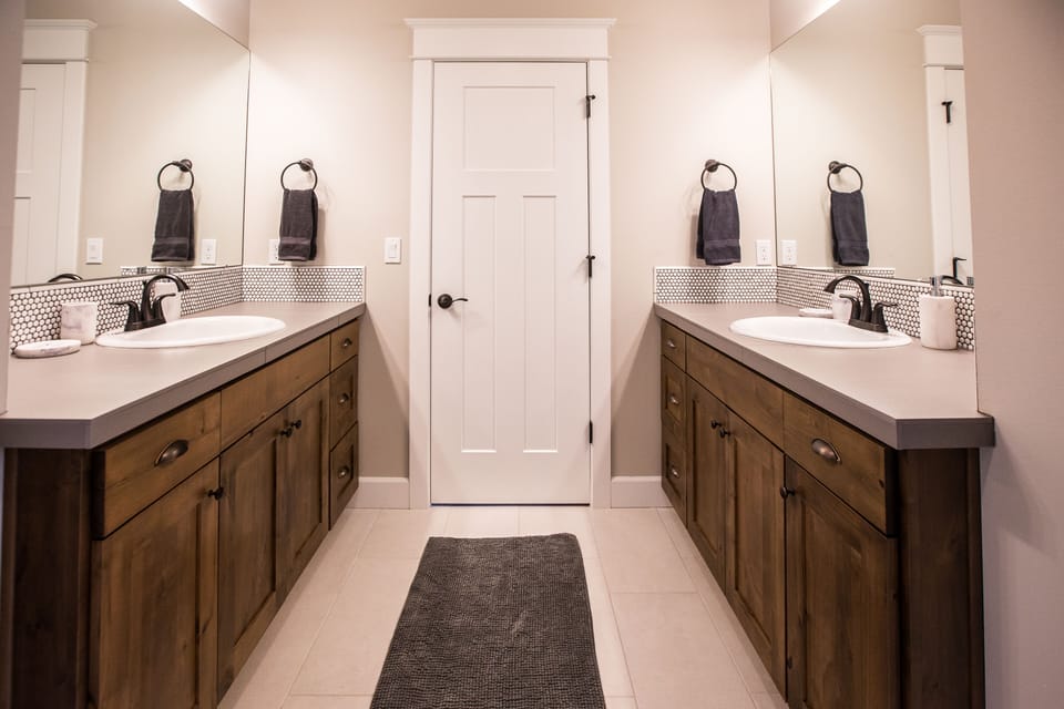 Downstairs 'Jack & Jill' full bathroom