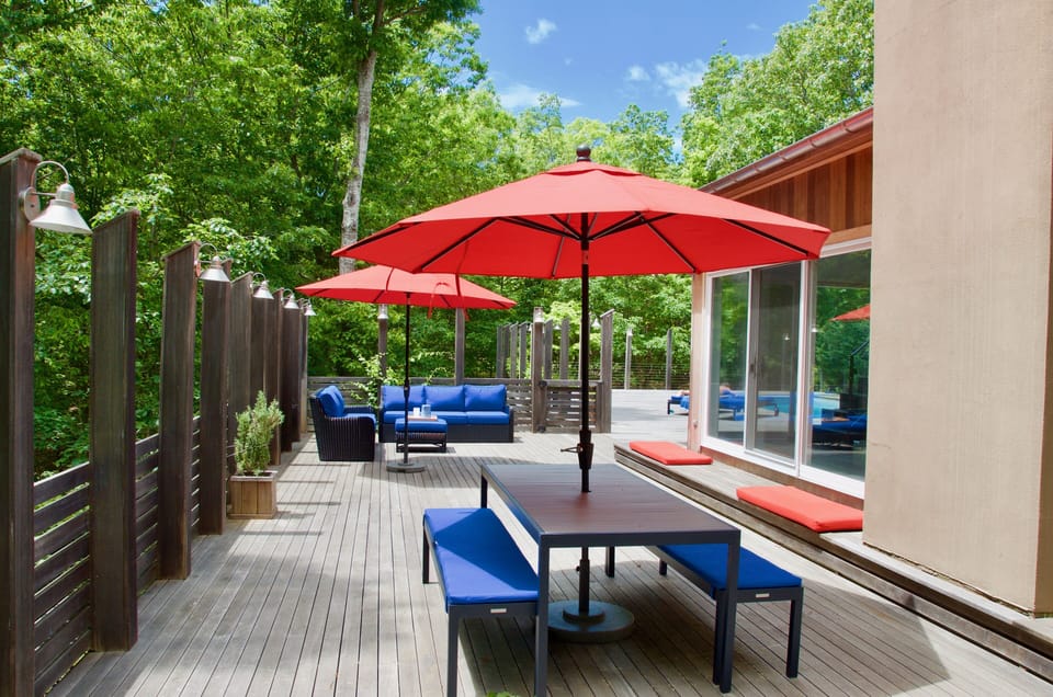 Al fresco dining and sitting