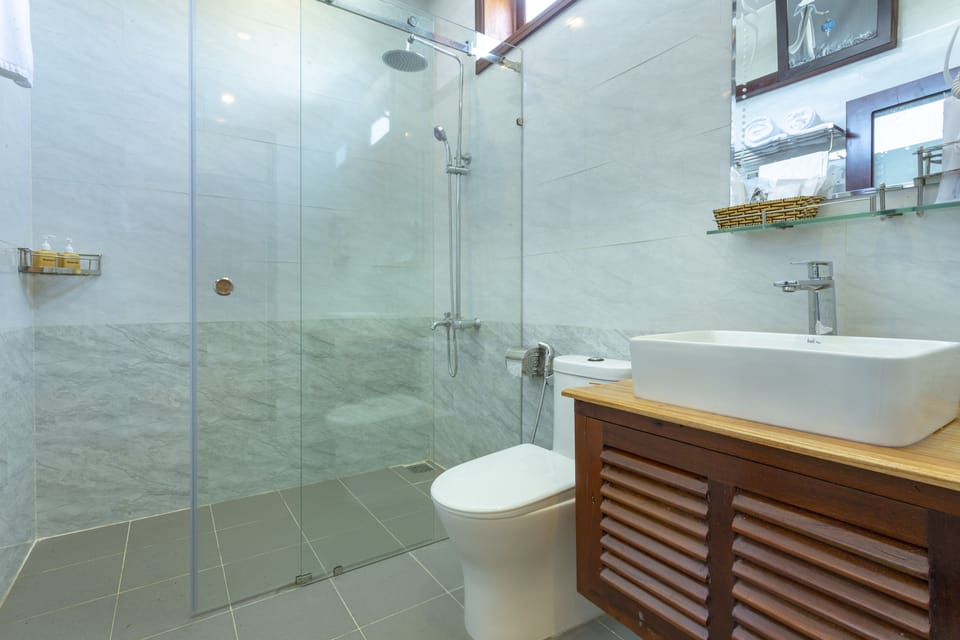 Shower, rainfall showerhead, free toiletries, hair dryer