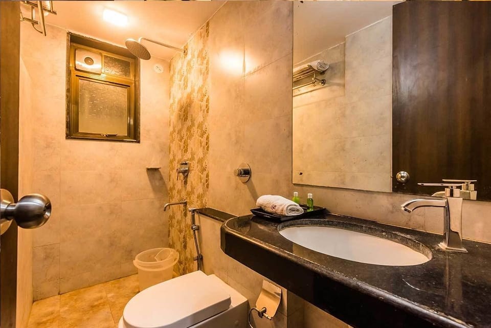 Deluxe Room, 1 Double Bed, Non Smoking | Bathroom | Shower, rainfall showerhead