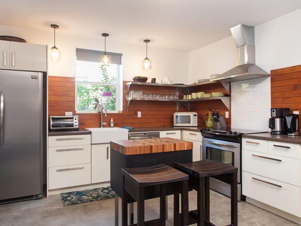 Dishwasher, micro, stove, ice maker- everything you need for entertaining.