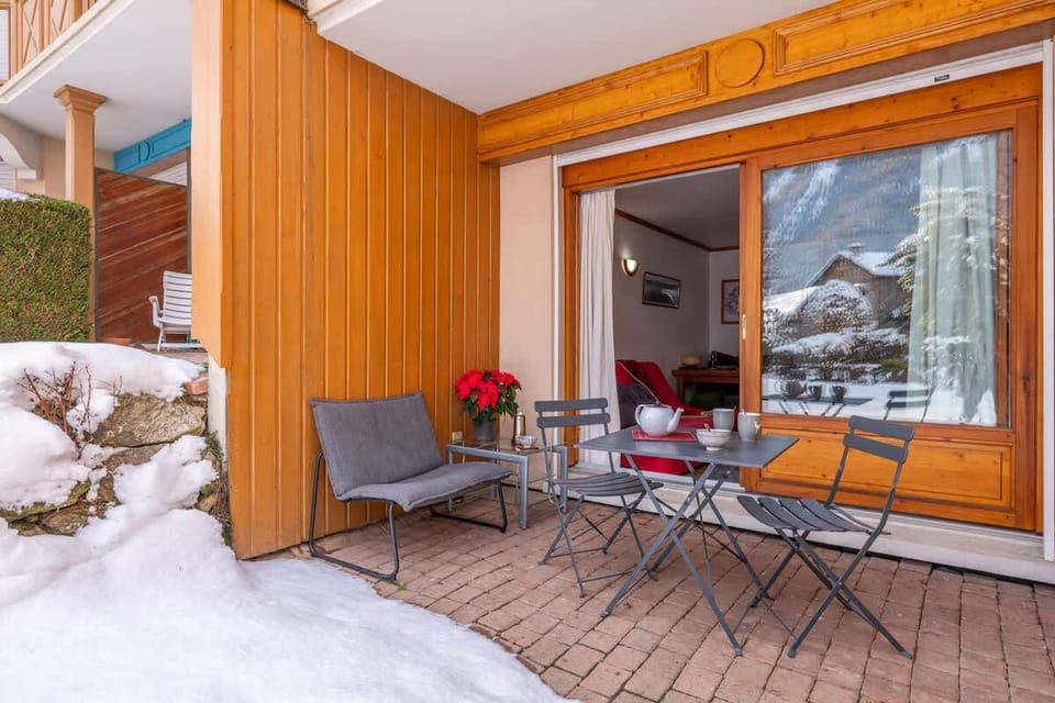 outdoor dining area