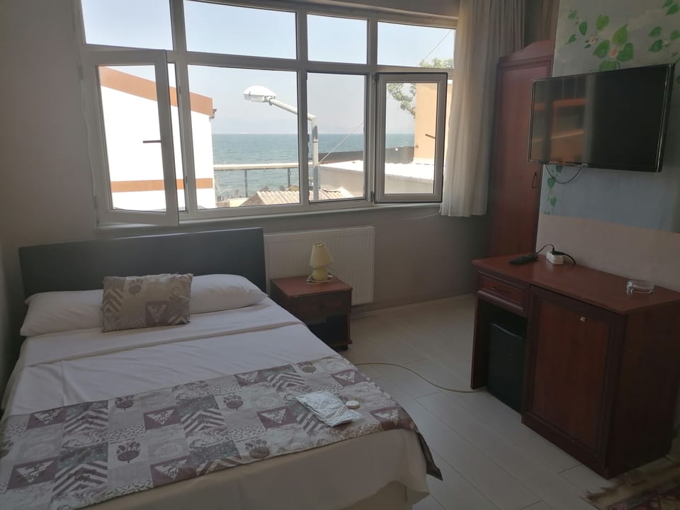 Family Double Room | Desk, laptop workspace, soundproofing, free WiFi