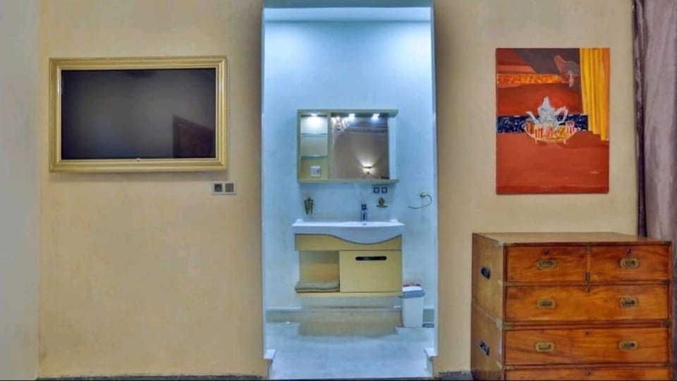 Comfort Suite, 1 Queen Bed | Bathroom sink