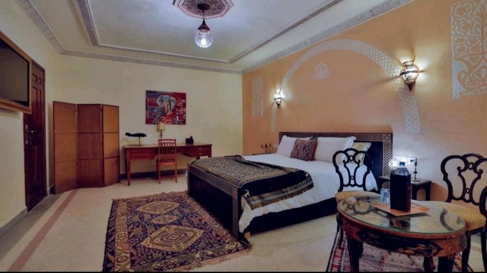 Comfort Suite, 1 Queen Bed | Minibar, desk, blackout drapes, iron/ironing board (on request)