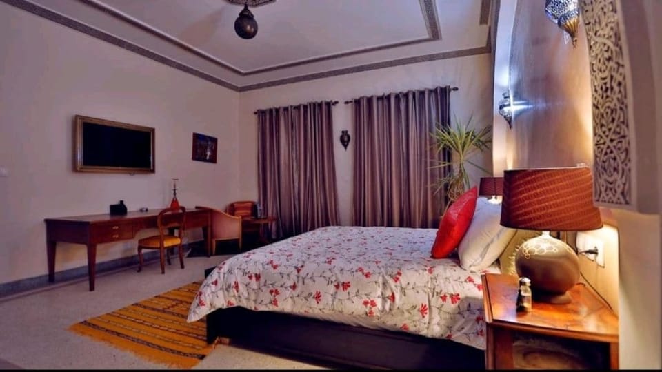 Comfort Suite, 1 Queen Bed | Minibar, desk, blackout drapes, iron/ironing board (on request)