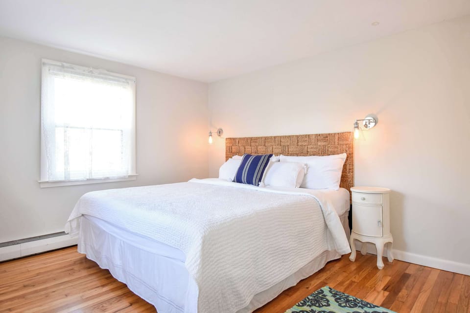 1st Floor King Bedroom