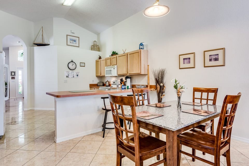 Breakfast area and kitchen