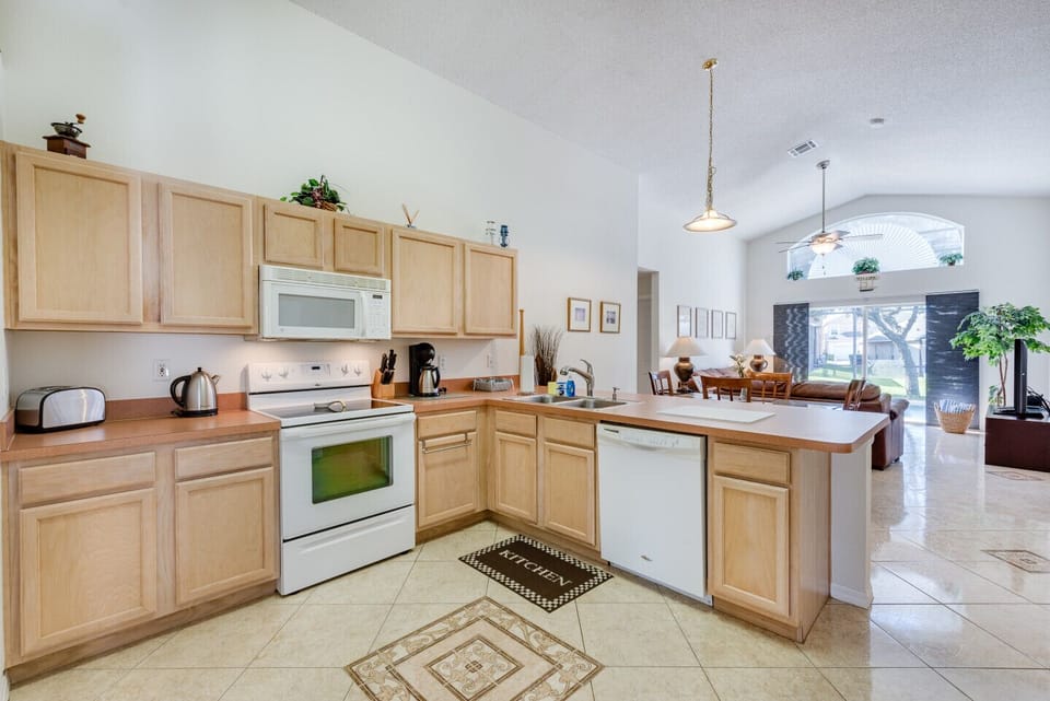 Full-size kitchen with all appliances