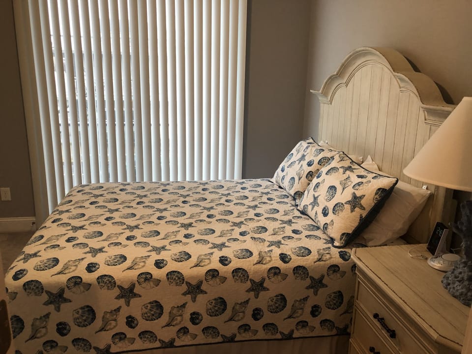 Bedroom 5 - Queen sized bed, TV, sliding door to balcony