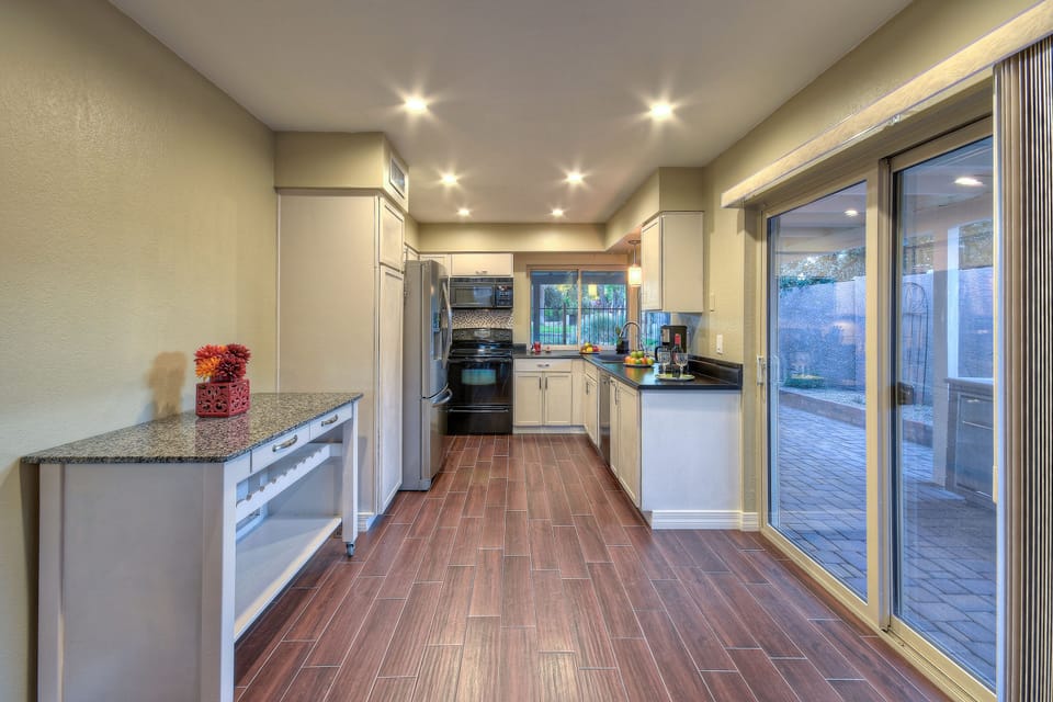 Spectacular glimpses of the lake and wildlife make working in the kitchen a pleasant experience.