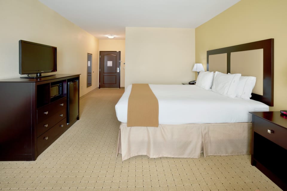 Standard Room, 1 King Bed (Extra Floor Space) | In-room safe, desk, iron/ironing board, cribs (free)