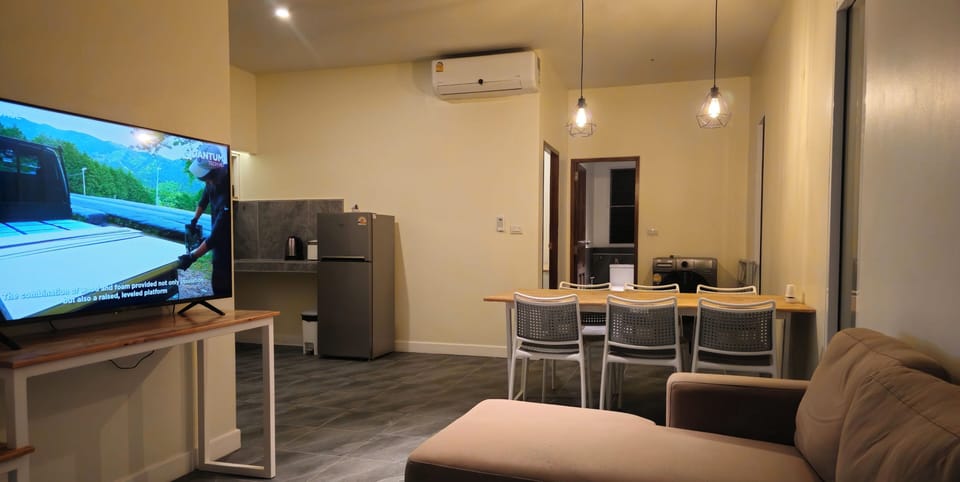 2 bedrooms, desk, laptop workspace, blackout drapes