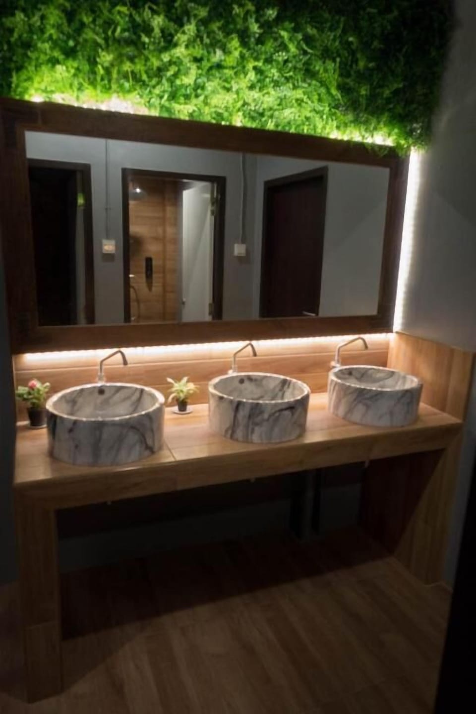 Shower, hydromassage showerhead, free toiletries, hair dryer