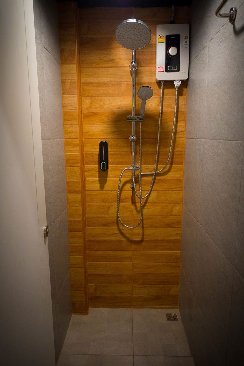 Shower, hydromassage showerhead, free toiletries, hair dryer