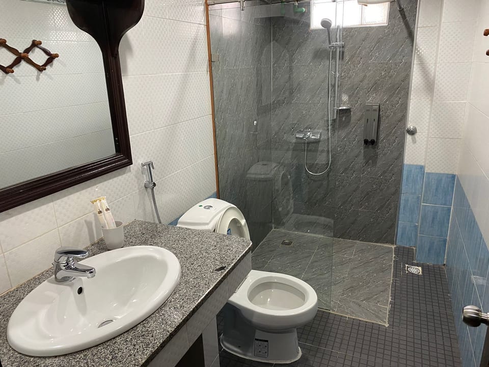 Classic Twin Room | Bathroom | Combined shower/tub, deep soaking tub, free toiletries, hair dryer