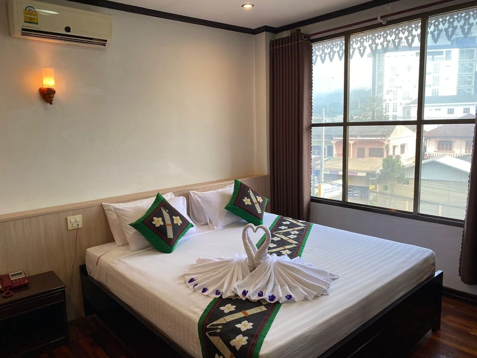 Junior Double Room | Desk, laptop workspace, blackout drapes, iron/ironing board