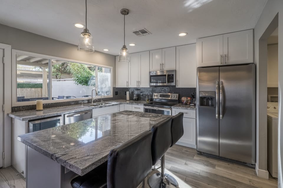 Kitchen with island 
