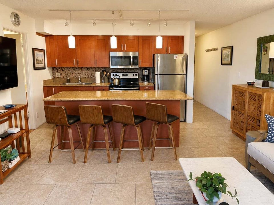Seating for 4 and fully equipped kitchen with everything you need to prepare a meal!
