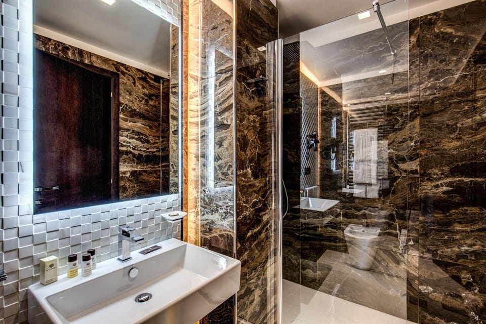 Shower, rainfall showerhead, free toiletries, hair dryer