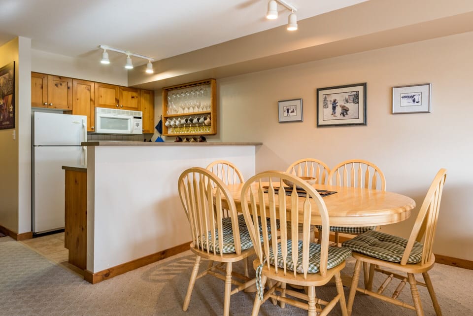 Dining Room - Seats 6