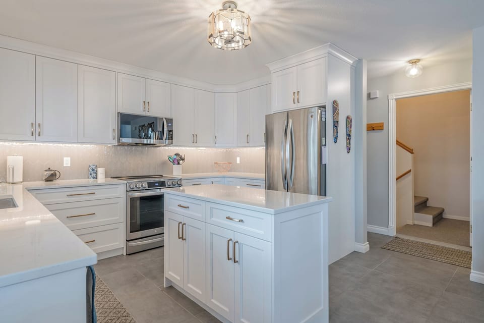 Large Beautifully Upgraded Kitchen 